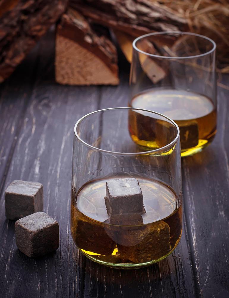 Dallas Whiskeys Glas Geschenk mit Eiswürfelbereiter und 6 Whiskey-Steinen 6 