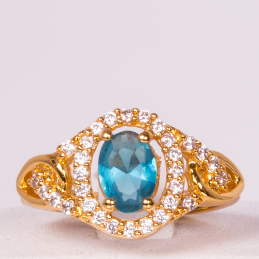 Ring aus goldplattierterr Legierung mit blauem Emporia®-Kristall