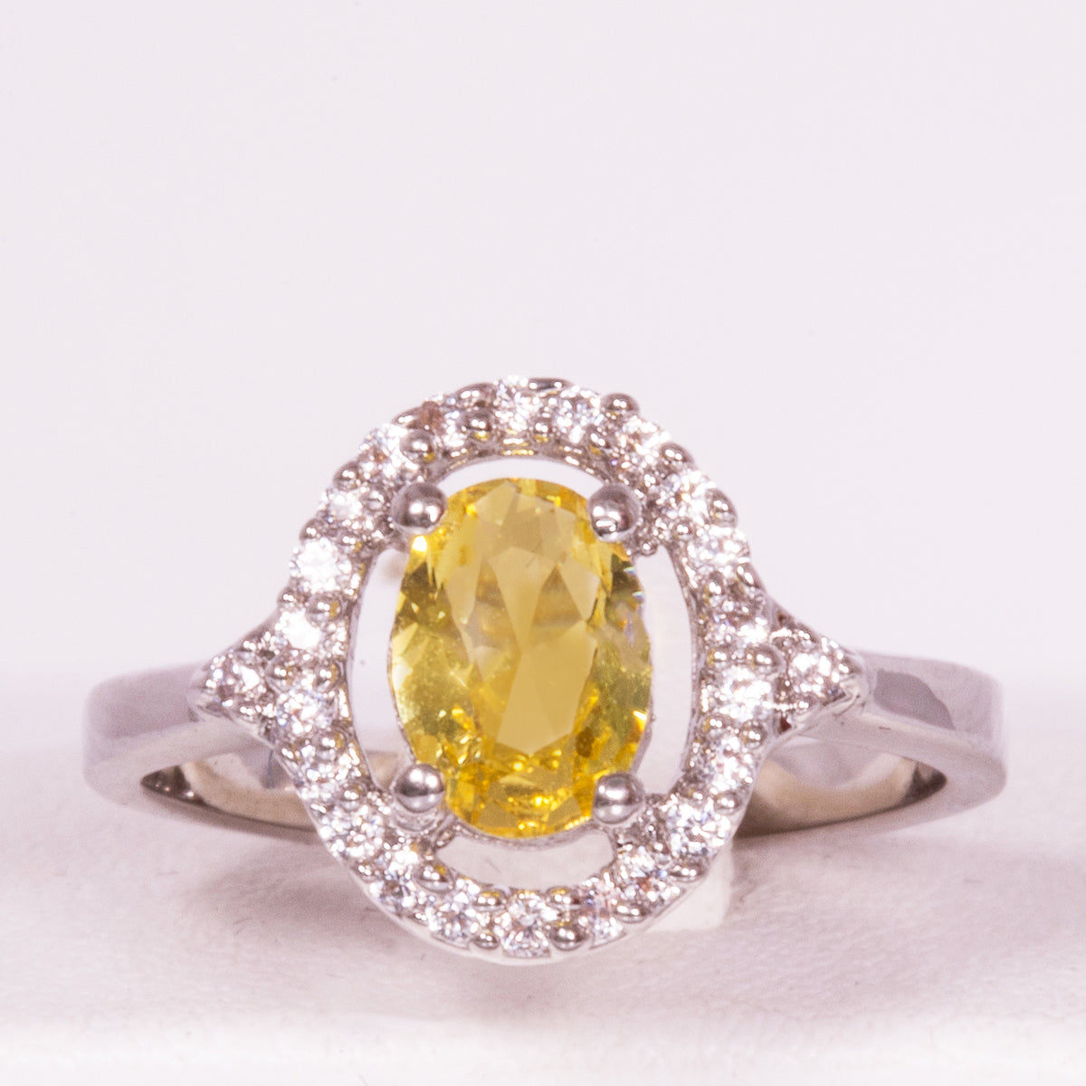 Ring aus weißgoldplattierterr Legierung mit gelbem Emporia®-Kristall 1 