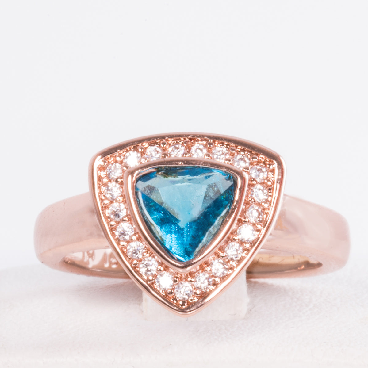 Ring aus goldplattierterr Legierung mit blauem Emporia®-Kristall