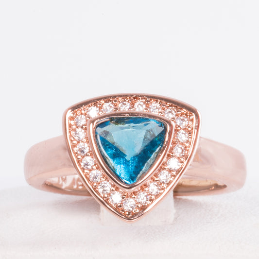 Ring aus goldplattierterr Legierung mit blauem Emporia®-Kristall
