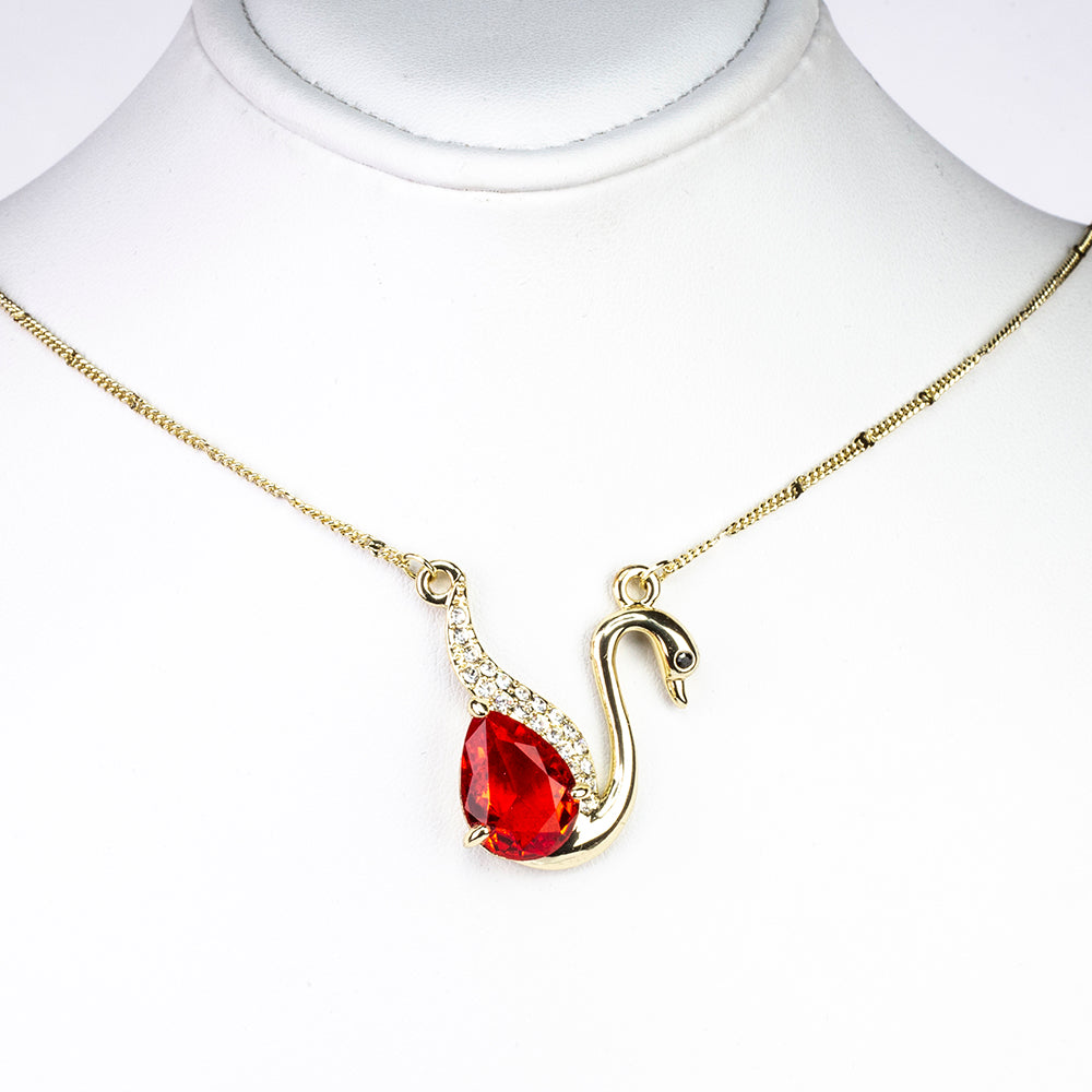 Ohrringe aus goldplattierter Legierung mit rotem Emporia®-Kristall