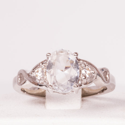 Ring aus weißgoldplattierterr Legierung mit weißem Emporia® Kristall