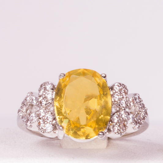 Ring aus weißgoldplattierterr Legierung mit gelbem Emporia®-Kristall