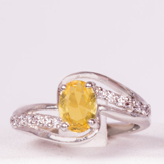 Ring aus weißgoldplattierterr Legierung mit gelbem Emporia®-Kristall