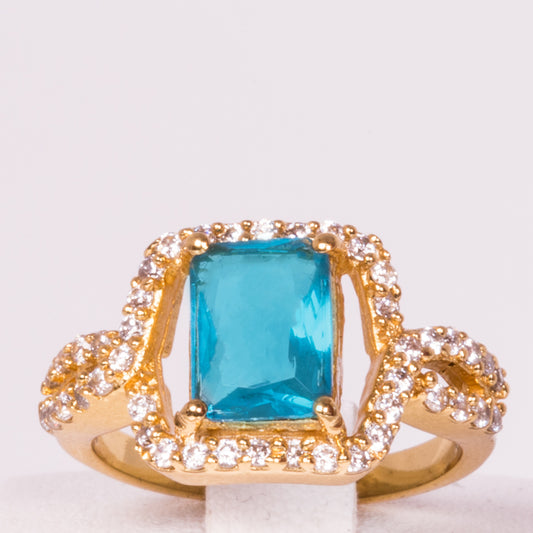Ring aus goldplattierterr Legierung mit blauem Emporia®-Kristall