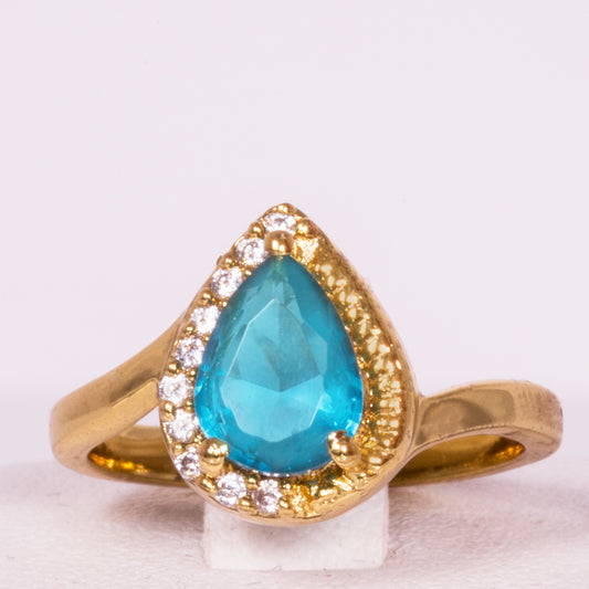 Ring aus goldplattierterr Legierung mit blauem Emporia®-Kristall