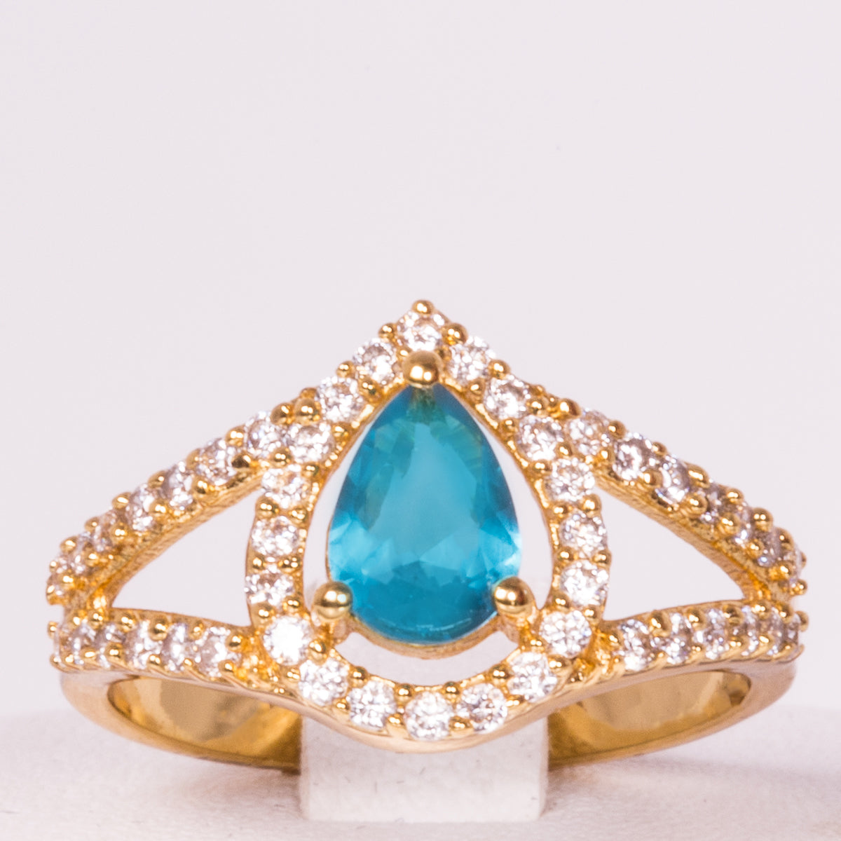 Ring aus goldplattierterr Legierung mit blauem Emporia®-Kristall