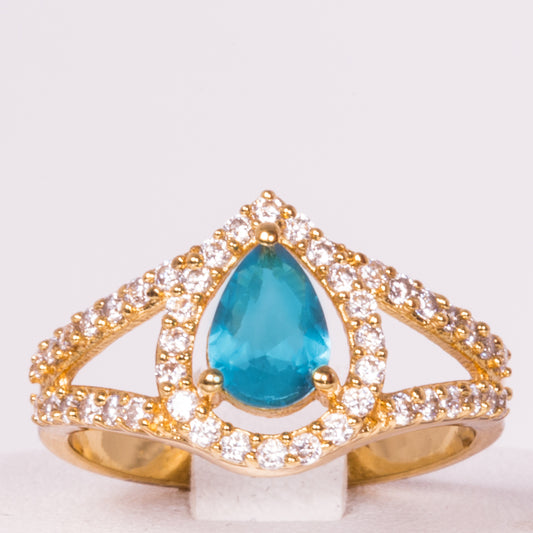 Ring aus goldplattierterr Legierung mit blauem Emporia®-Kristall