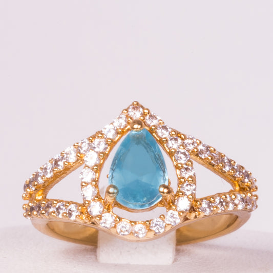 Ring aus goldplattierterr Legierung mit blauem Emporia®-Kristall