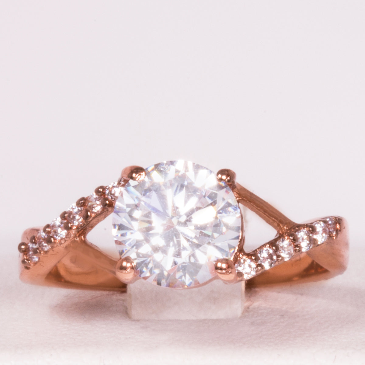 Ring aus goldplattierterr Legierung mit weißem Emporia® Kristall