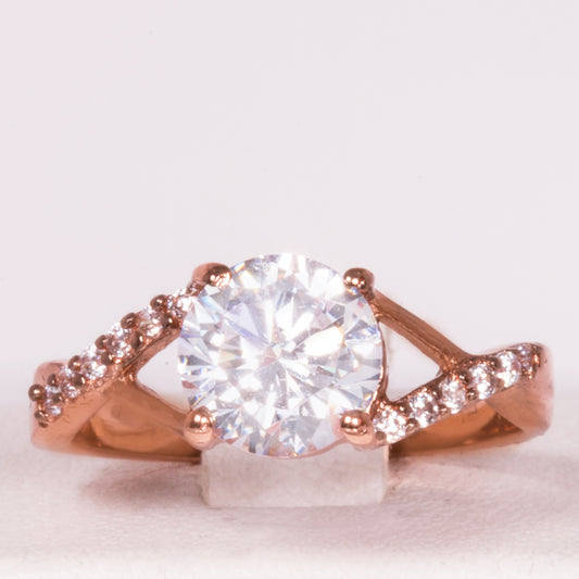 Ring aus goldplattierterr Legierung mit weißem Emporia® Kristall