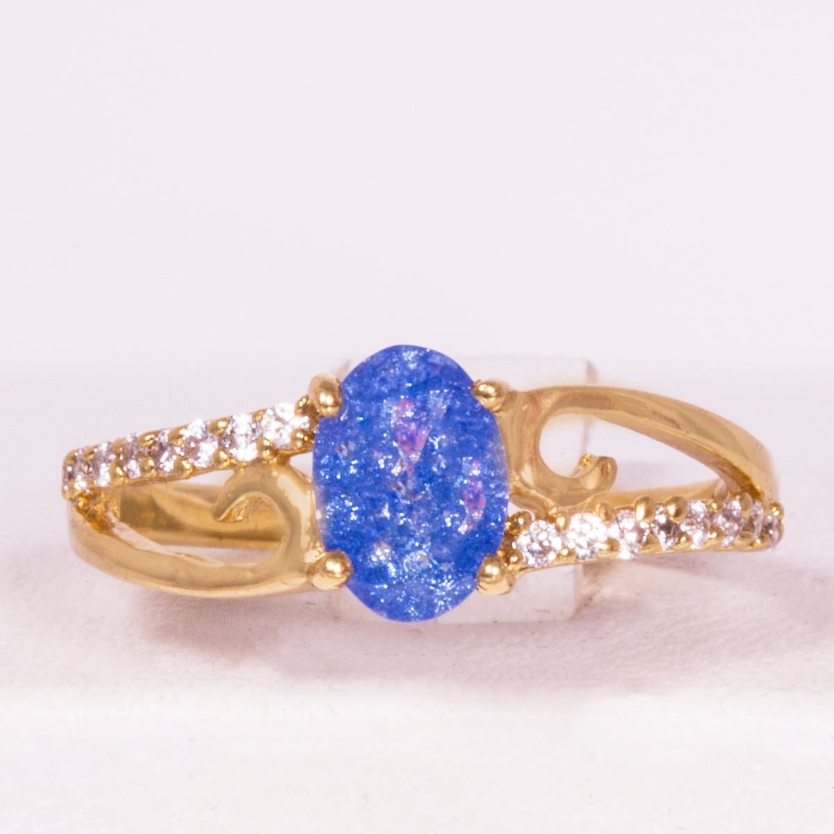 Ring aus goldplattierterr Legierung mit blauem Emporia®-Kristall