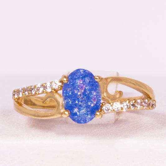 Ring aus goldplattierterr Legierung mit blauem Emporia®-Kristall