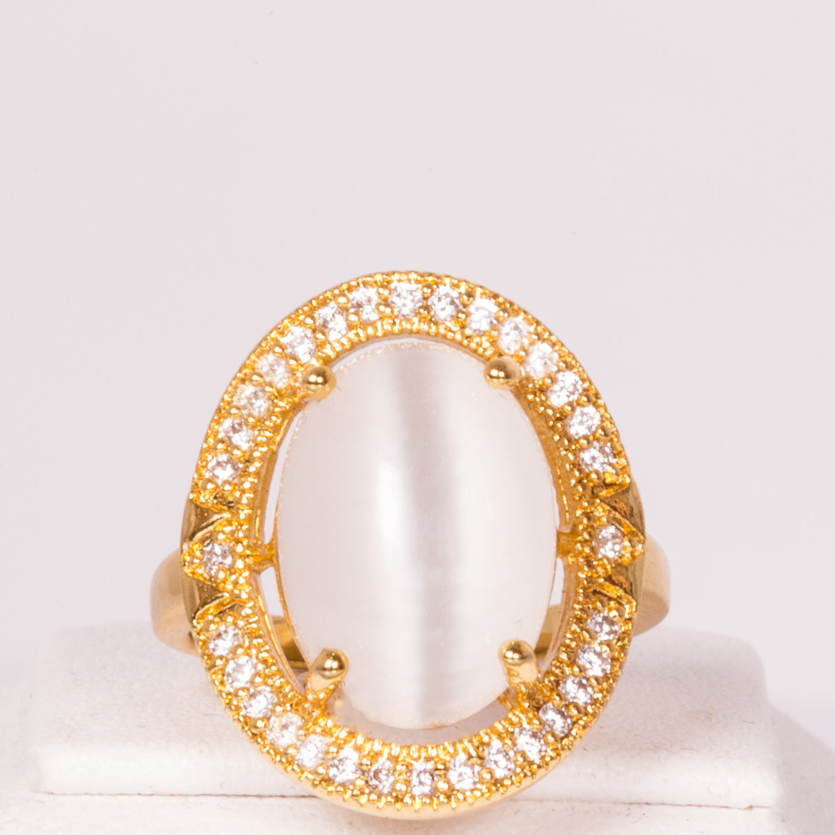 Ring aus goldplattierterr Legierung mit weißem Emporia® Kristall