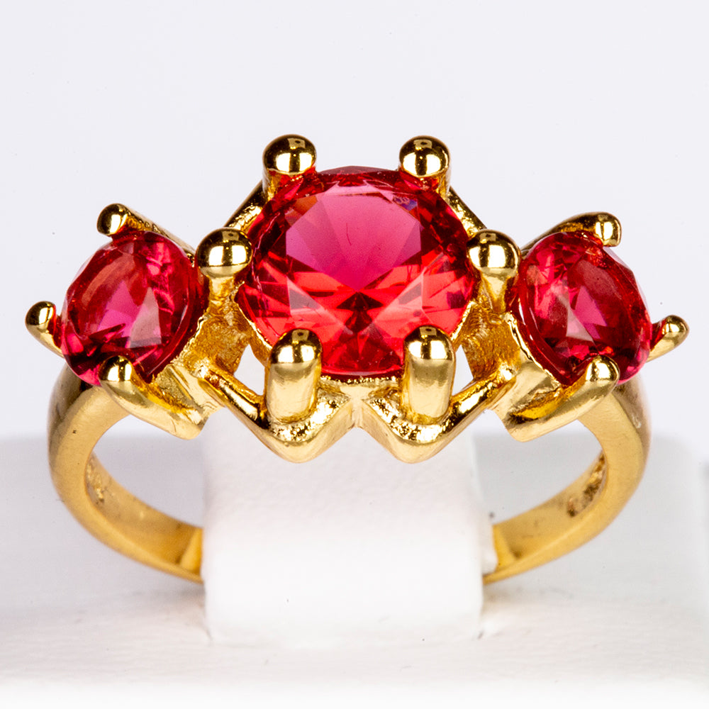 Ring aus goldplattierterr Legierung mit rotem Emporia®-Kristall