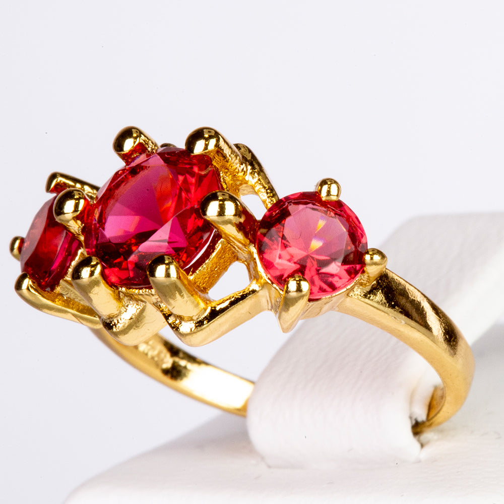Ring aus goldplattierterr Legierung mit rotem Emporia®-Kristall