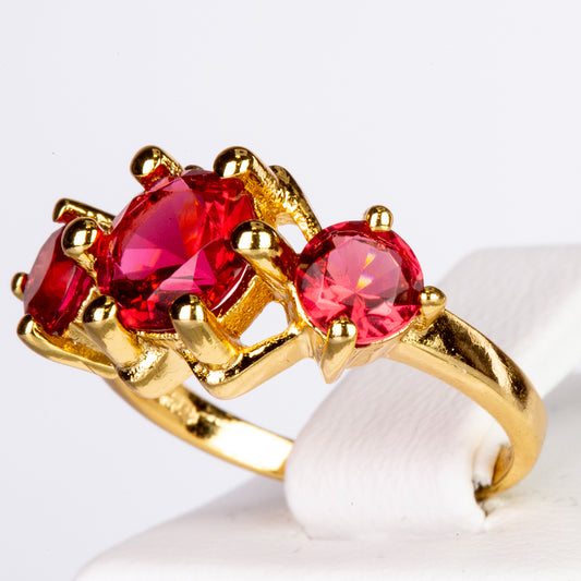 Ring aus goldplattierterr Legierung mit rotem Emporia®-Kristall
