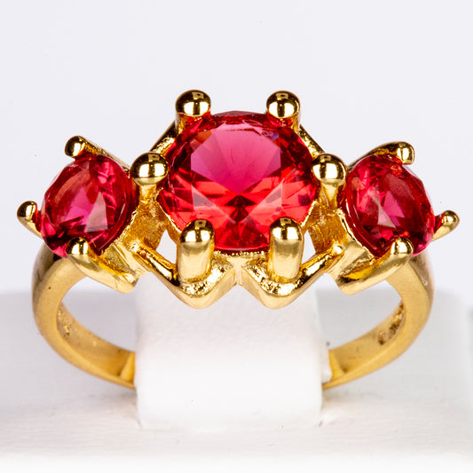 Ring aus goldplattierterr Legierung mit rotem Emporia®-Kristall
