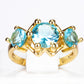 Ring aus goldplattierterr Legierung mit blauem Emporia®-Kristall