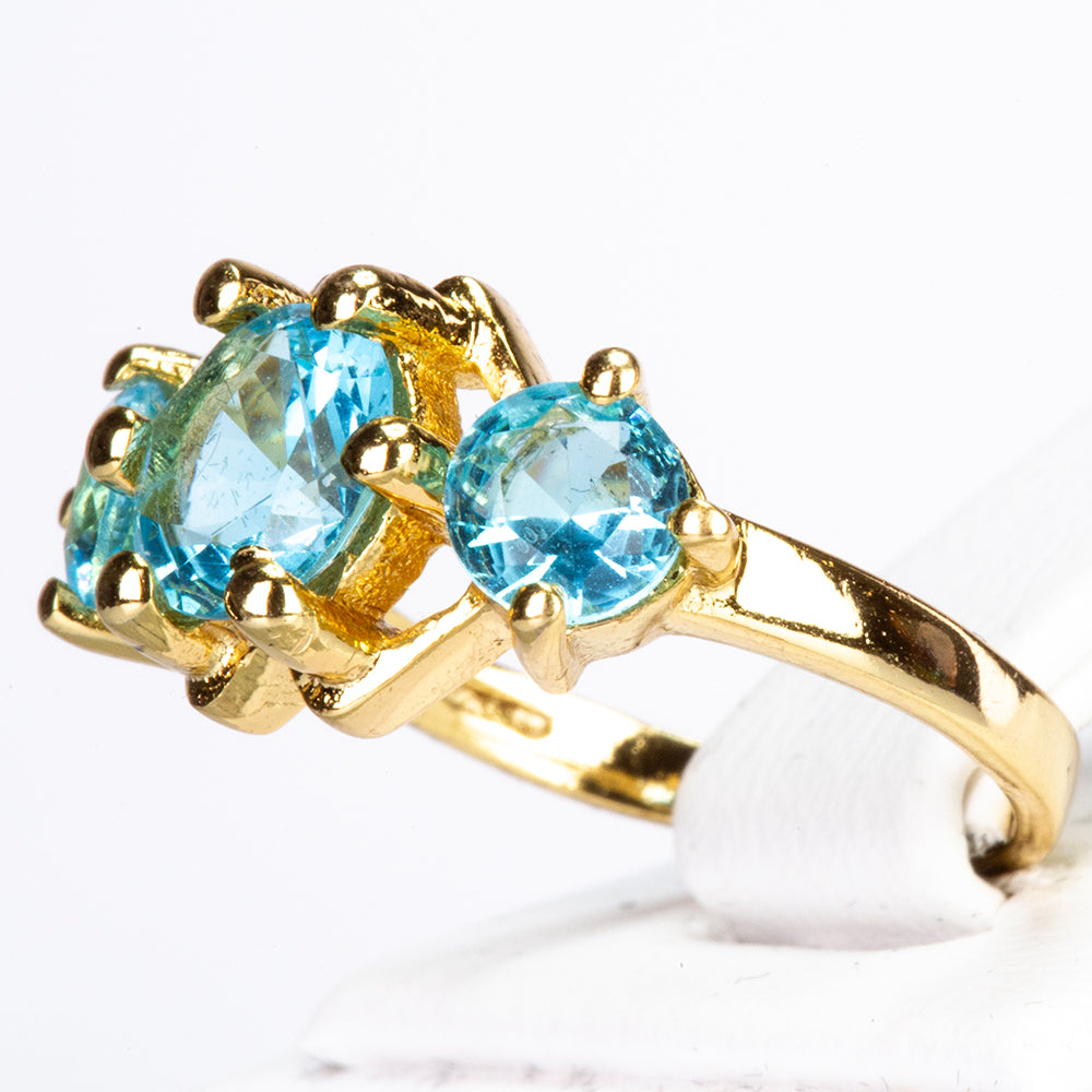 Ring aus goldplattierterr Legierung mit blauem Emporia®-Kristall