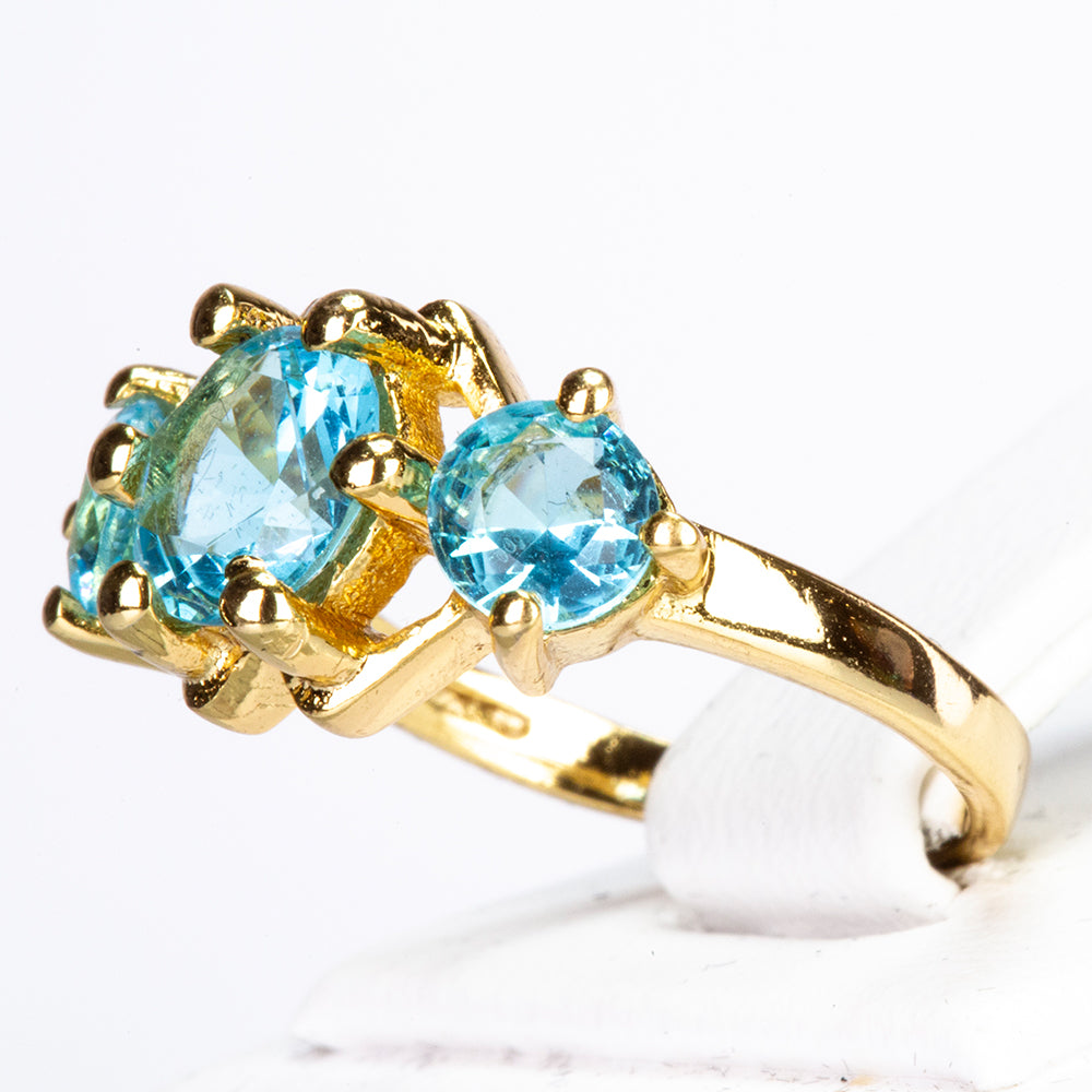 Ring aus goldplattierterr Legierung mit blauem Emporia®-Kristall
