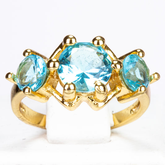 Ring aus goldplattierterr Legierung mit blauem Emporia®-Kristall