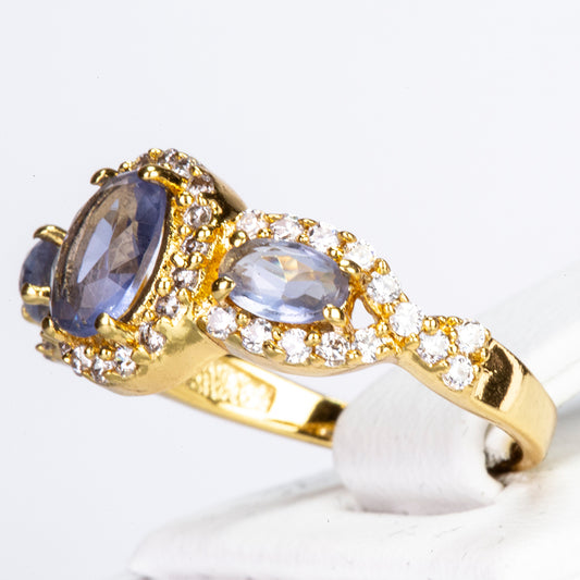 Ring aus goldplattierterr Legierung mit blauem Emporia®-Kristall