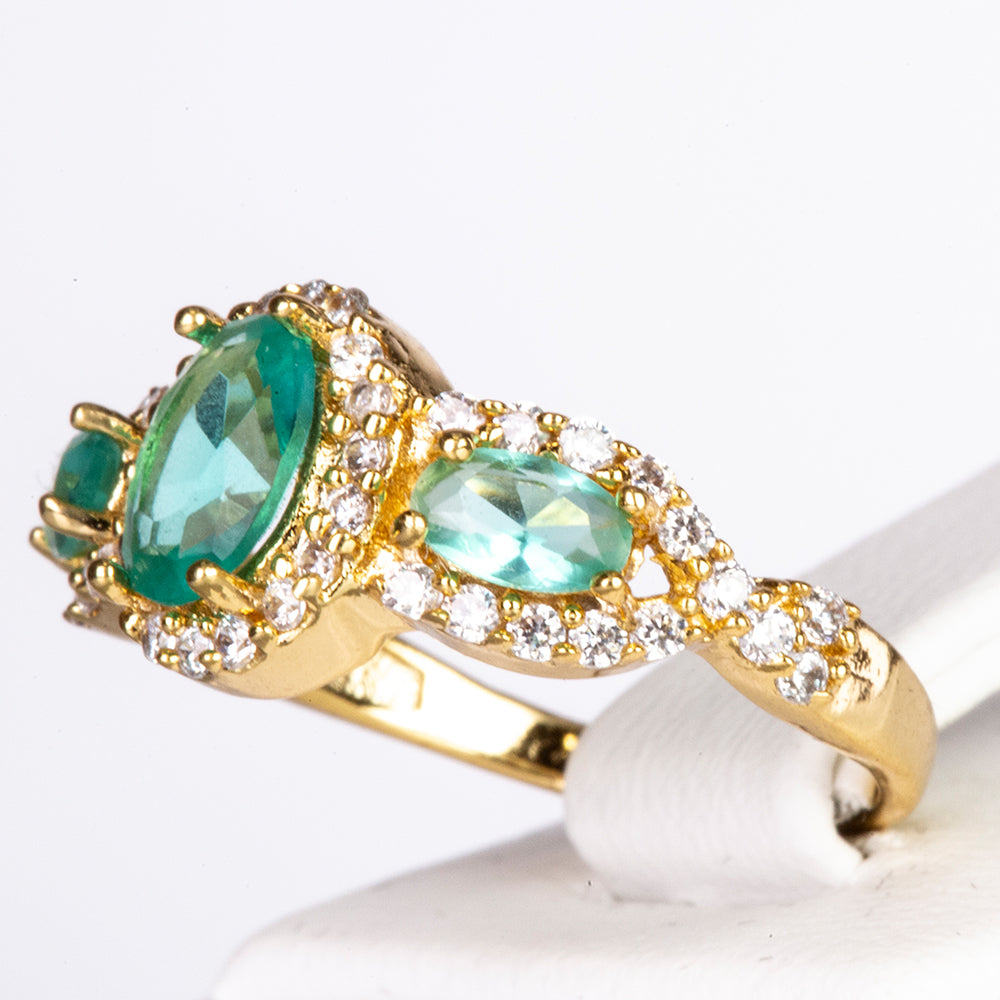 Ring aus goldplattierterr Legierung mit grünem Emporia® Kristall