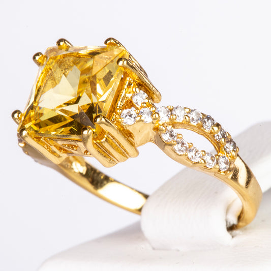 Ring aus goldplattierterr Legierung mit gelbem Emporia®-Kristall