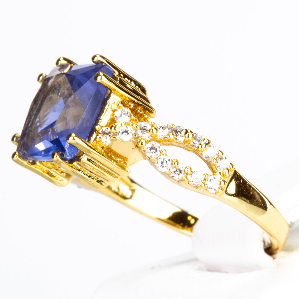 Ring aus goldplattierterr Legierung mit blauem Emporia®-Kristall