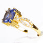 Ring aus goldplattierterr Legierung mit blauem Emporia®-Kristall