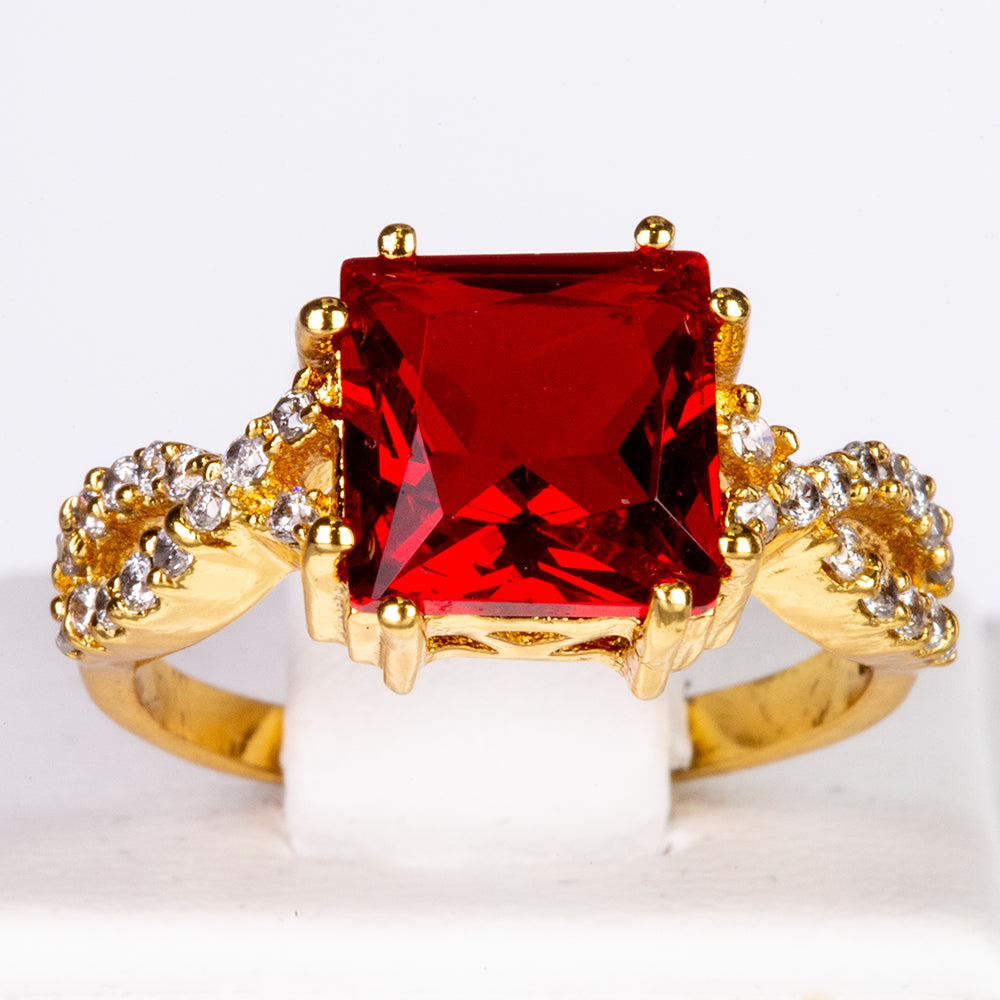 Ring aus goldplattierterr Legierung mit rotem Emporia®-Kristall