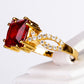 Ring aus goldplattierterr Legierung mit rotem Emporia®-Kristall