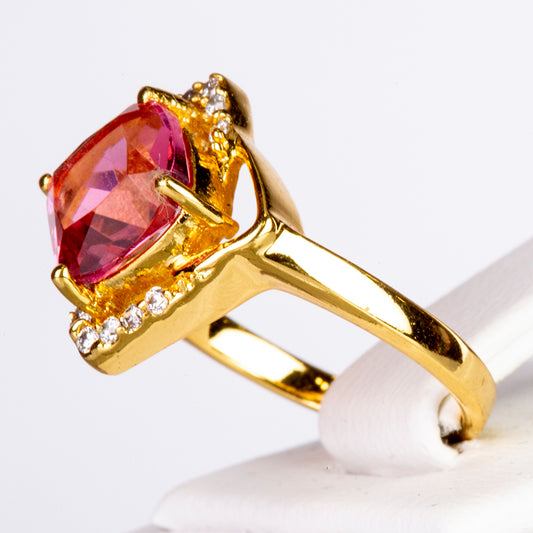 Ring aus goldplattierterr Legierung mit rosafarbenem Emporia® Kristall