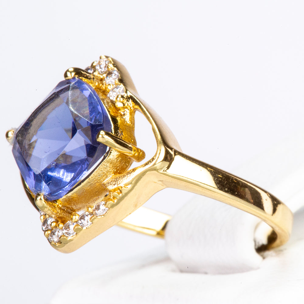 Ring aus goldplattierterr Legierung mit blauem Emporia®-Kristall 2 