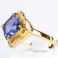 Ring aus goldplattierterr Legierung mit blauem Emporia®-Kristall