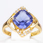 Ring aus goldplattierterr Legierung mit blauem Emporia®-Kristall