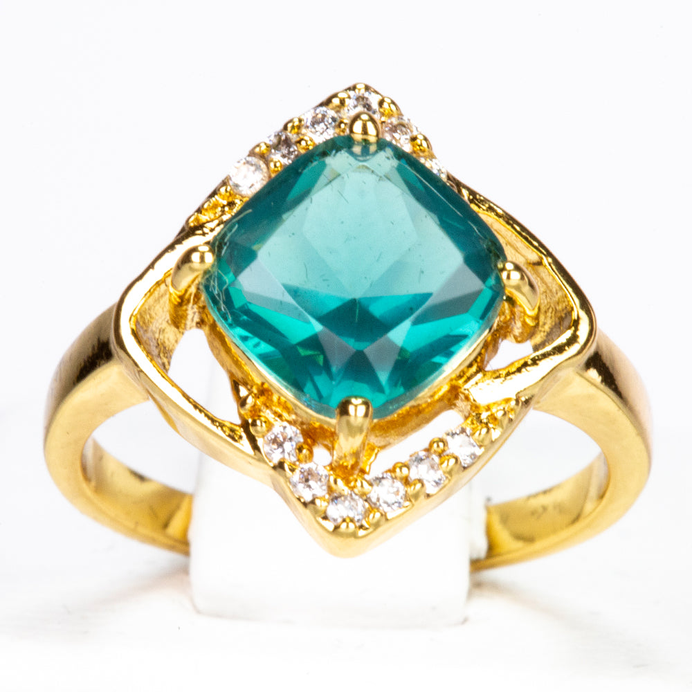 Ring aus goldplattierterr Legierung mit grünem Emporia® Kristall