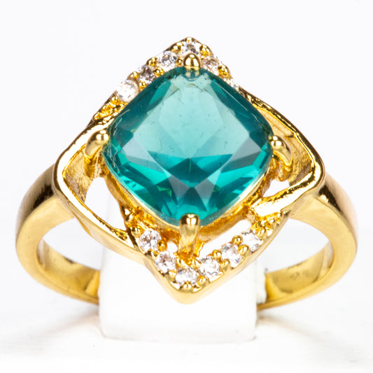 Ring aus goldplattierterr Legierung mit grünem Emporia® Kristall