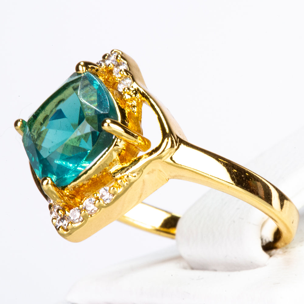 Ring aus goldplattierterr Legierung mit grünem Emporia® Kristall