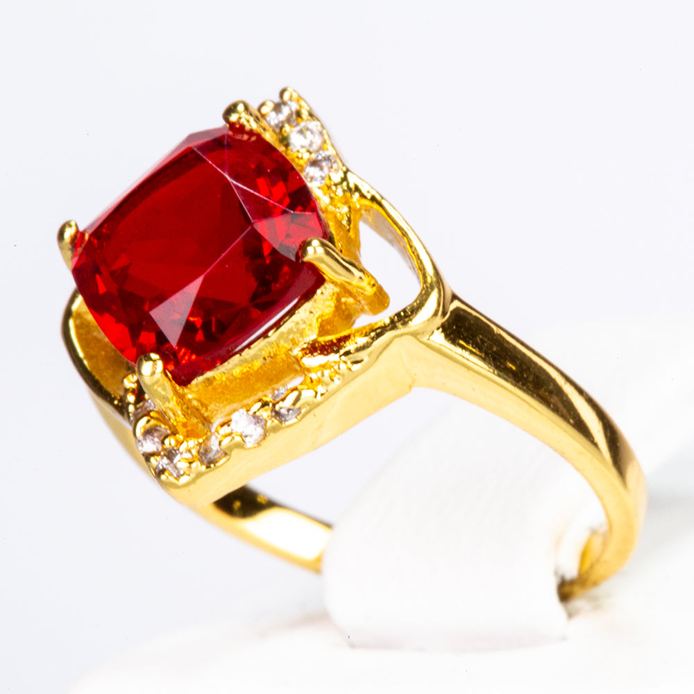 Ring aus goldplattierterr Legierung mit rotem Emporia®-Kristall