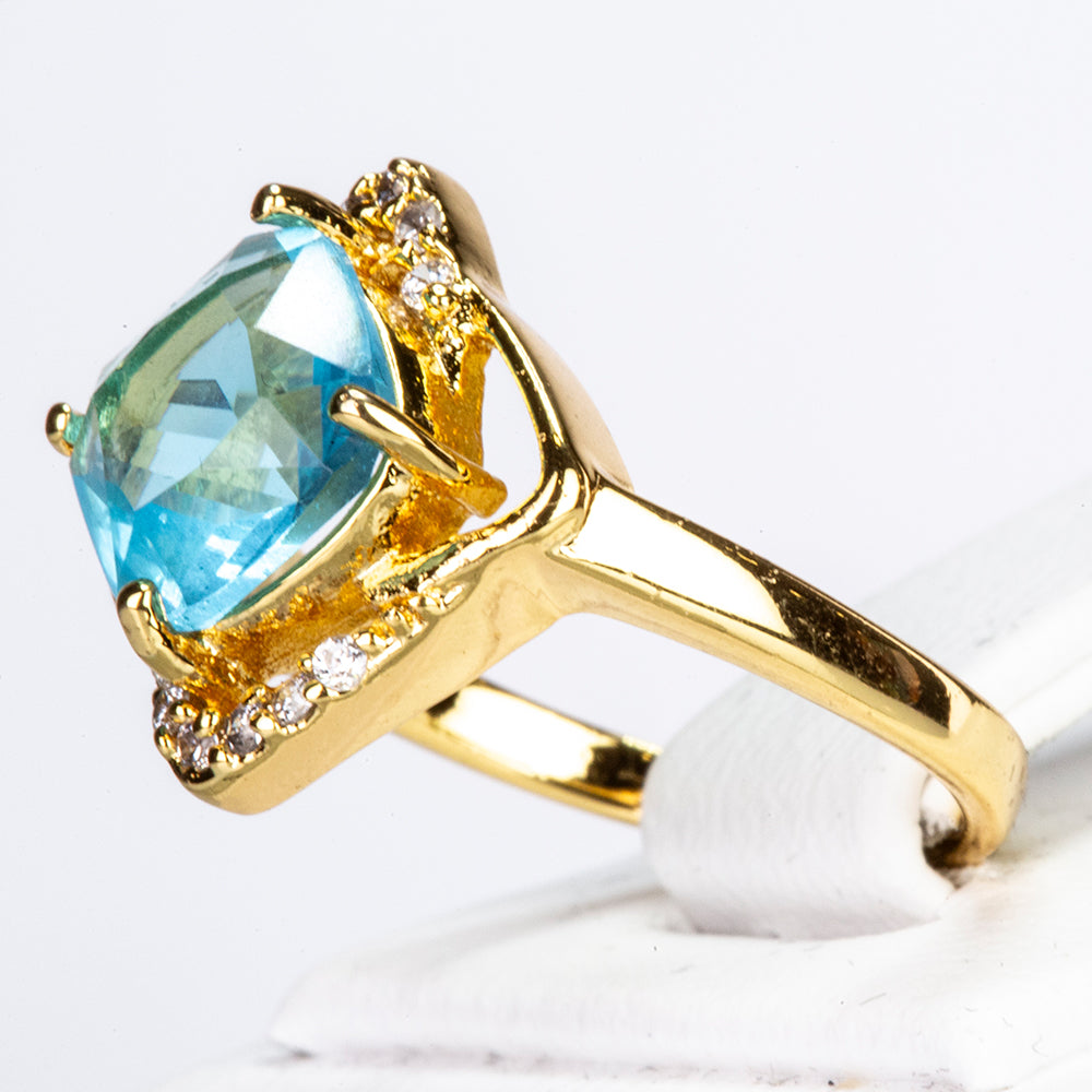 Ring aus goldplattierterr Legierung mit blauem Emporia®-Kristall 2 