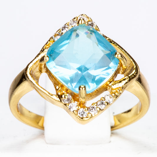 Ring aus goldplattierterr Legierung mit blauem Emporia®-Kristall