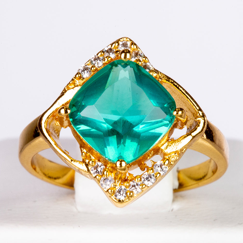 Ring aus goldplattierterr Legierung mit grünem Emporia® Kristall 1 