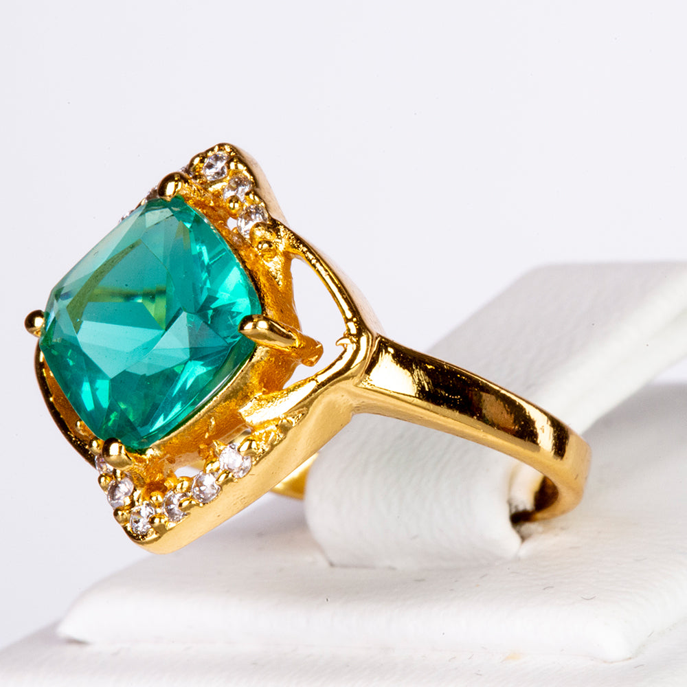Ring aus goldplattierterr Legierung mit grünem Emporia® Kristall