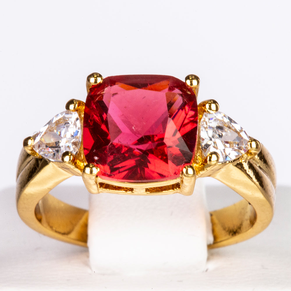 Ring aus goldplattierterr Legierung mit rotem Emporia®-Kristall 1 