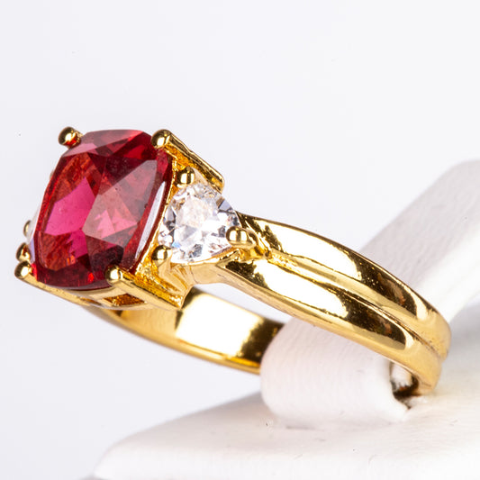 Ring aus goldplattierterr Legierung mit rotem Emporia®-Kristall