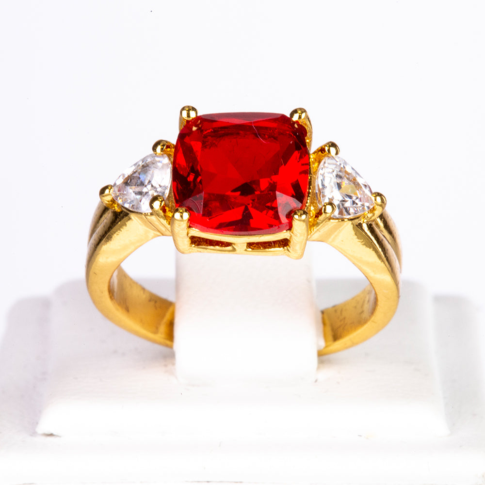 Ring aus goldplattierterr Legierung mit rotem Emporia®-Kristall
