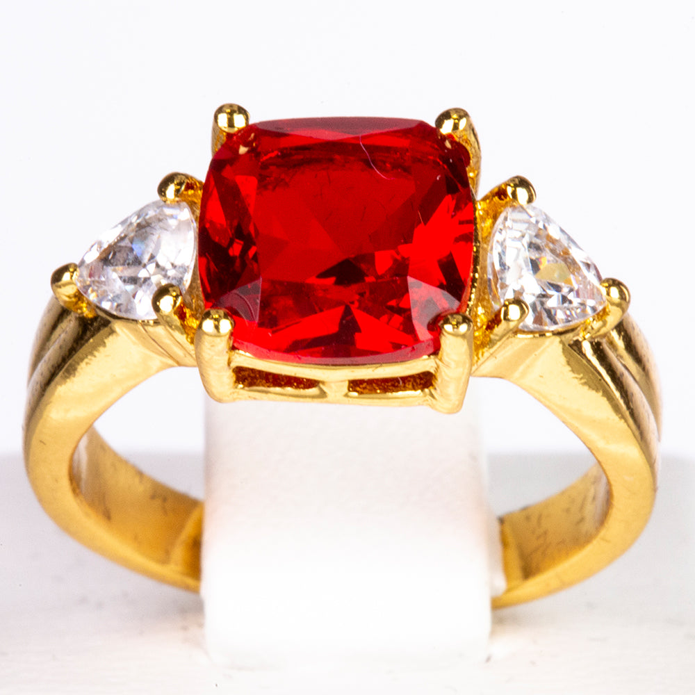 Ring aus goldplattierterr Legierung mit rotem Emporia®-Kristall 2 